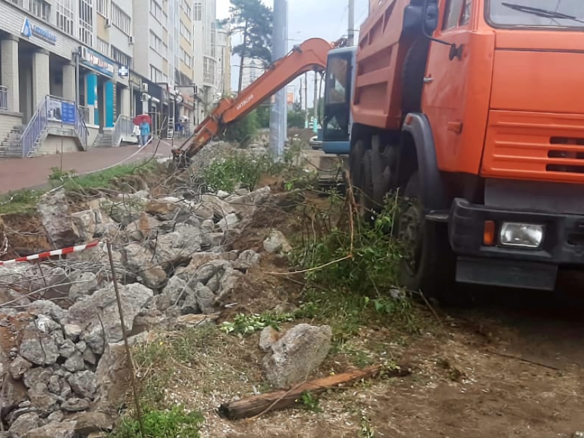 Реконструкция Новобульварной: Водоотводные канавы очистят от бетонного лома до конца дня 19 июня - работы уже ведутся